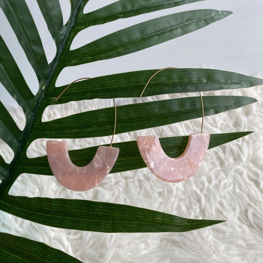 ✨ Blush Acrylic Dangle Earrings